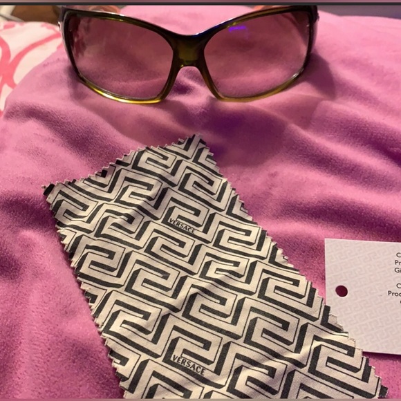 ❌ SOLD ❌ Authentic Versace Sunglasses - Picture 4 of 9